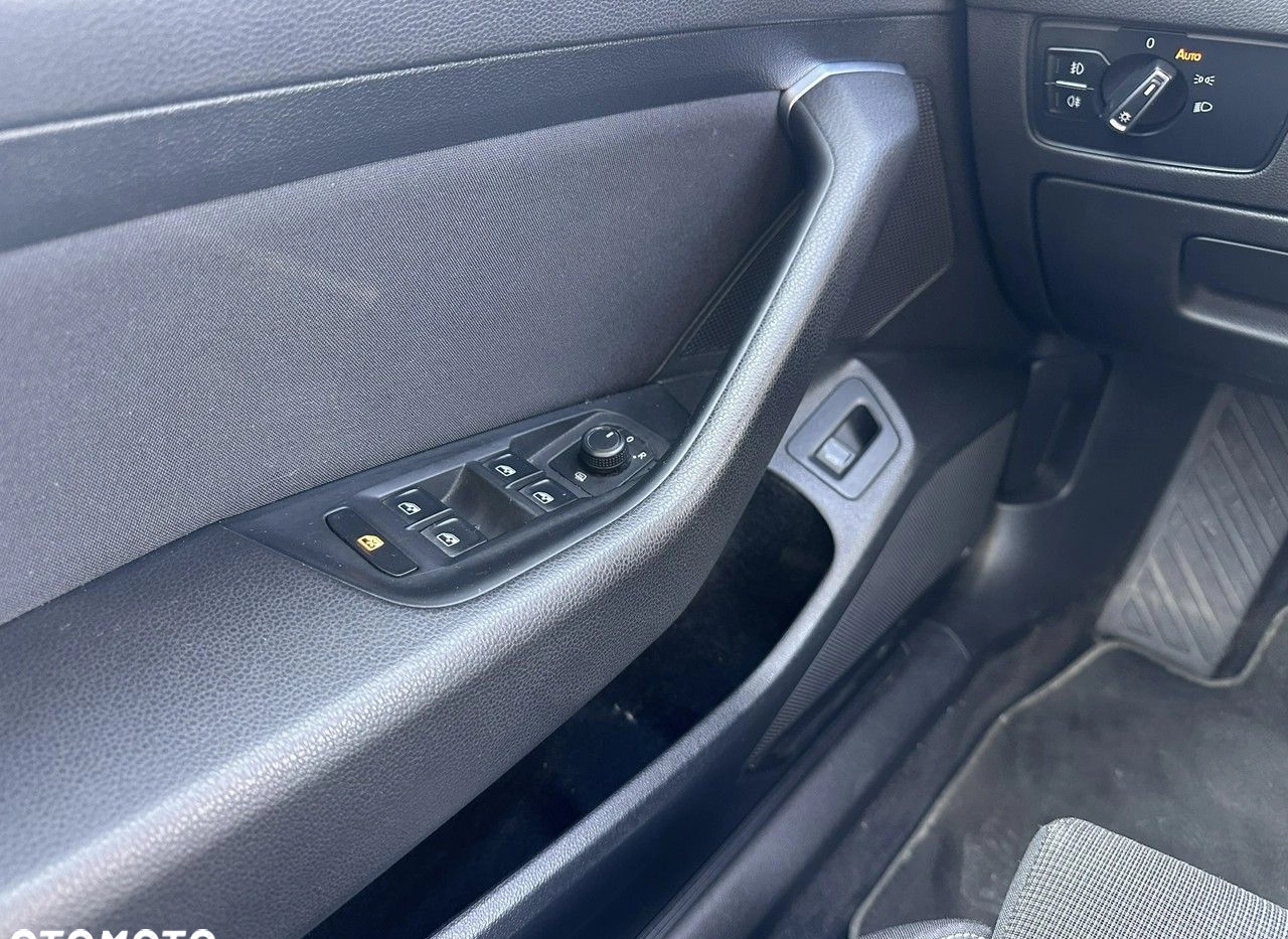 Volkswagen Passat cena 77900 przebieg: 130000, rok produkcji 2019 z Wojkowice małe 301